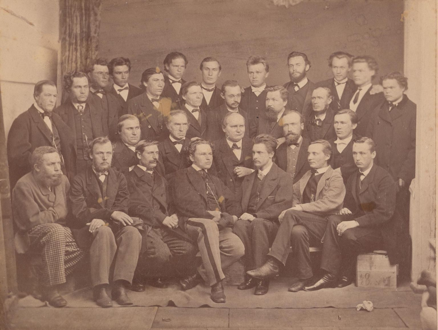 Eesti kirjameeste seltsi asutajaid aastal 1870 Tartus. Teises reas keskel Johann Woldemar Jannsen ja temast paremal Jakob Hurt. Tagareas paremalt neljas Carl Robert Jakobson.