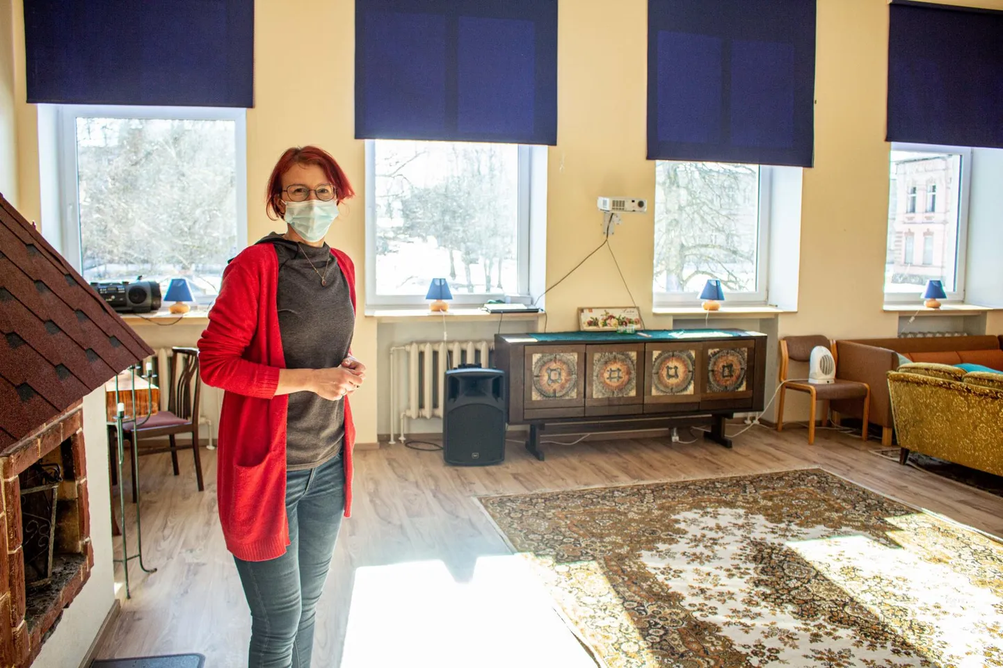 Eesti Kristliku Nelipühi Kiriku Valga koguduse liige Õnne Laar-Otto näitas kaminasaali, mis on üks koguduse ruumidest, kuhu vajaduse korral saab Ukrainast põgenejaid majutada.