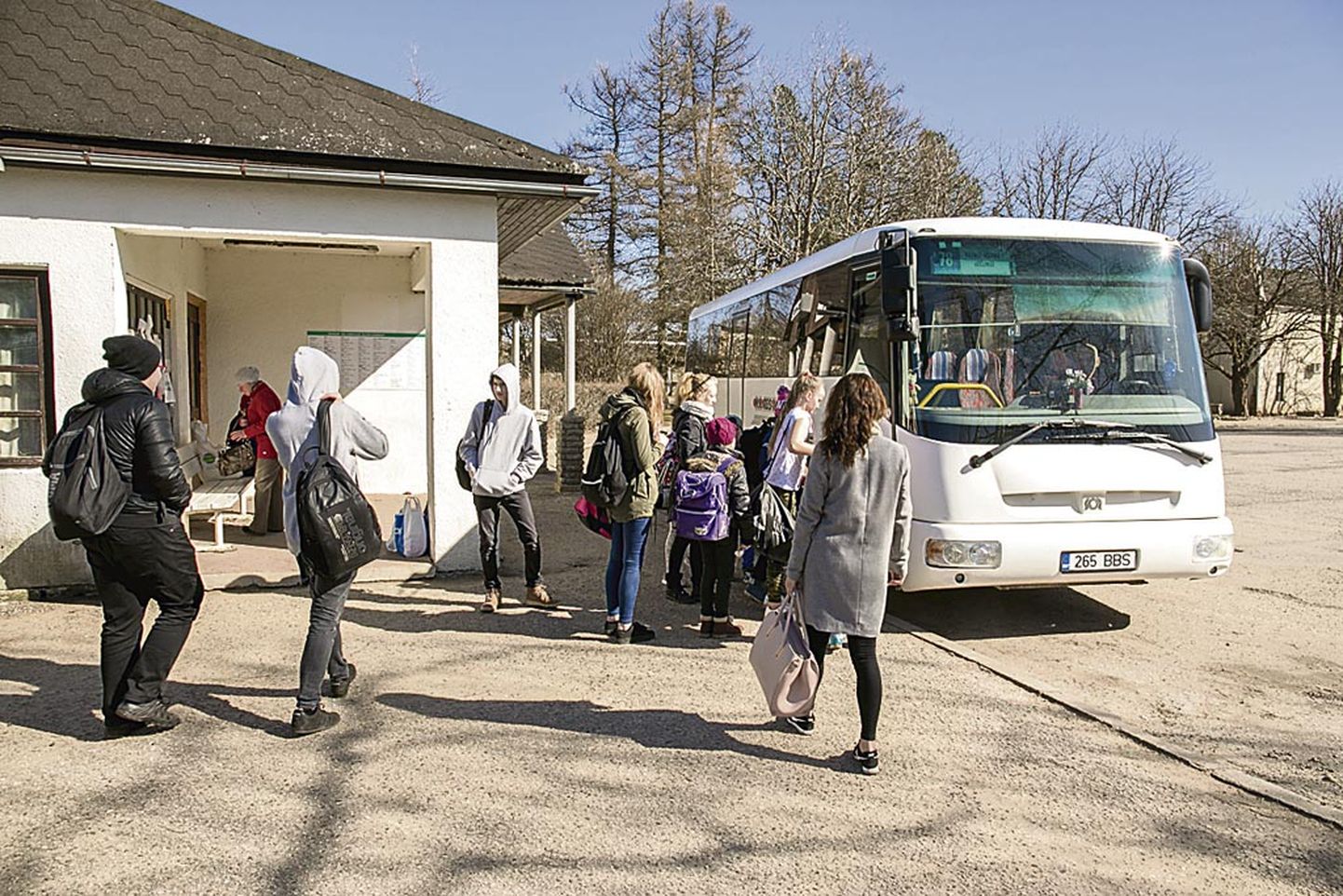 Bussijaam on tulemiste-minemiste paik ja koolipäeva järel viivad maabussid lapsed tagasi koju.
