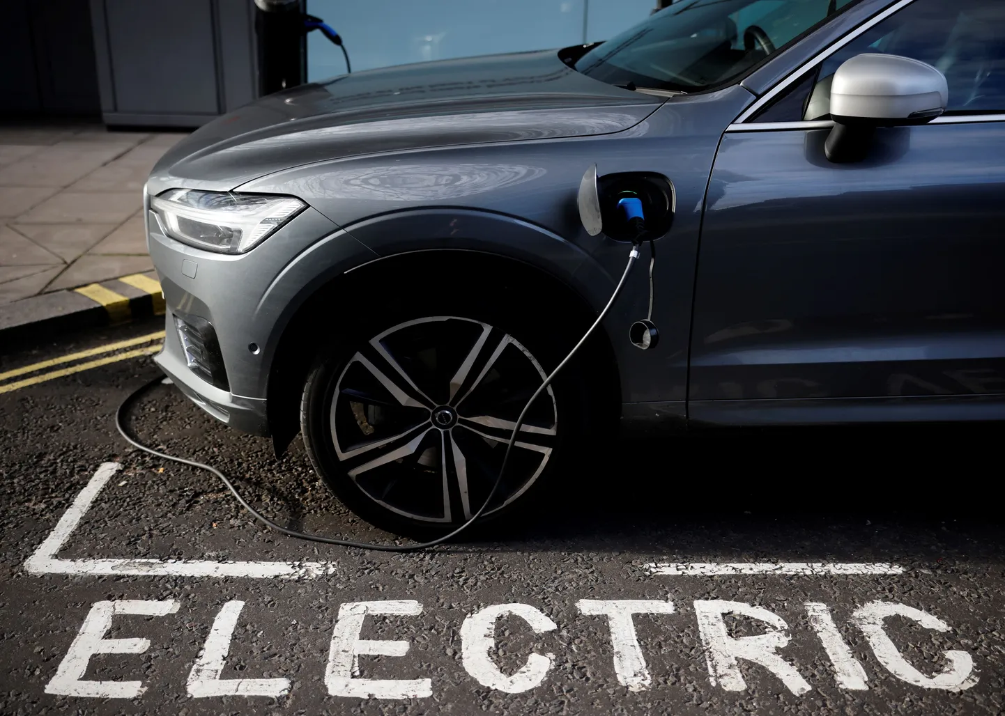 Volvo elektriauto laeb Londonis.