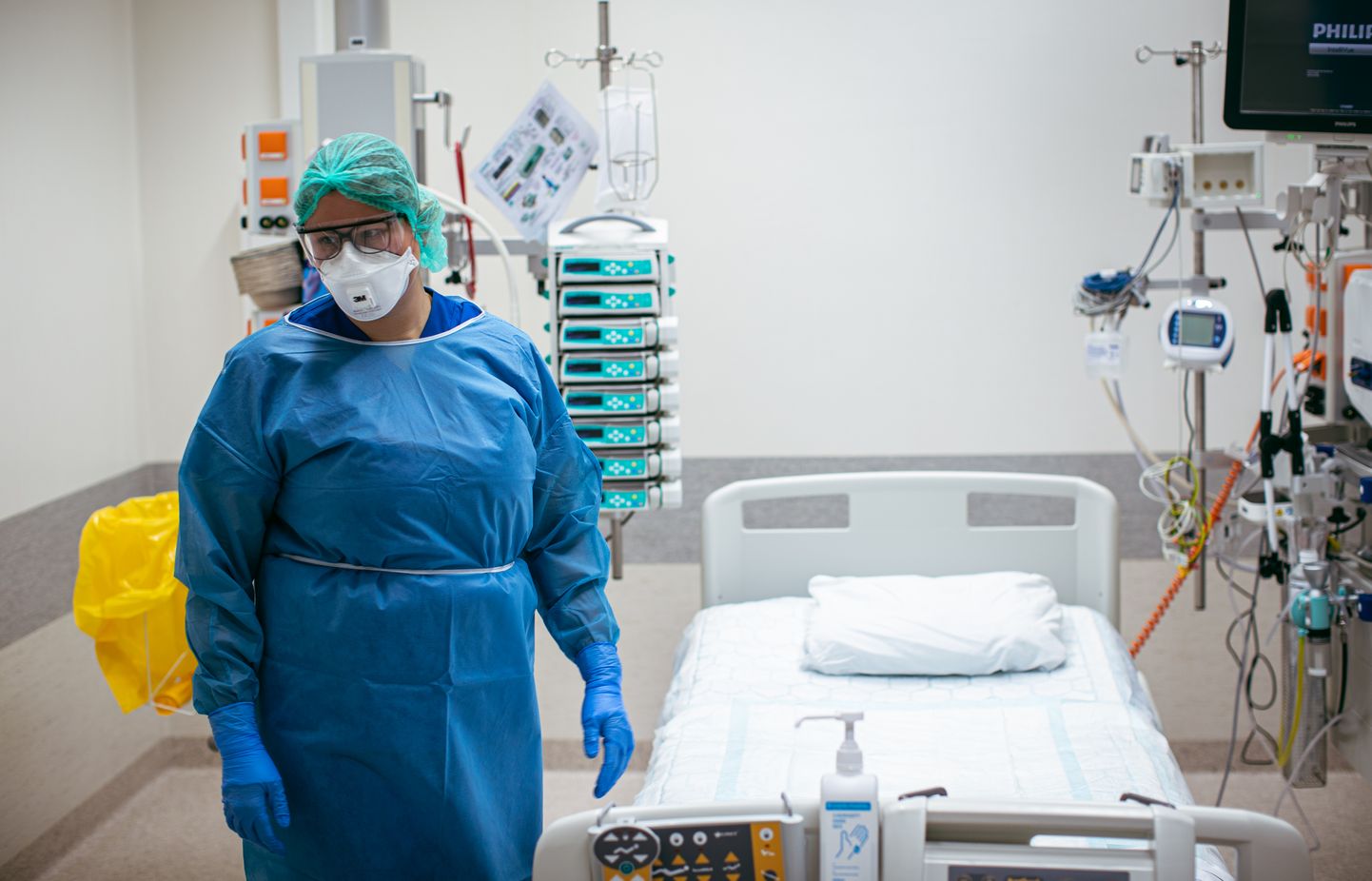 Медперсонал Северо-Эстонской региональной больницы готовится принимать пациента в палате отделения интенсивной терапии.