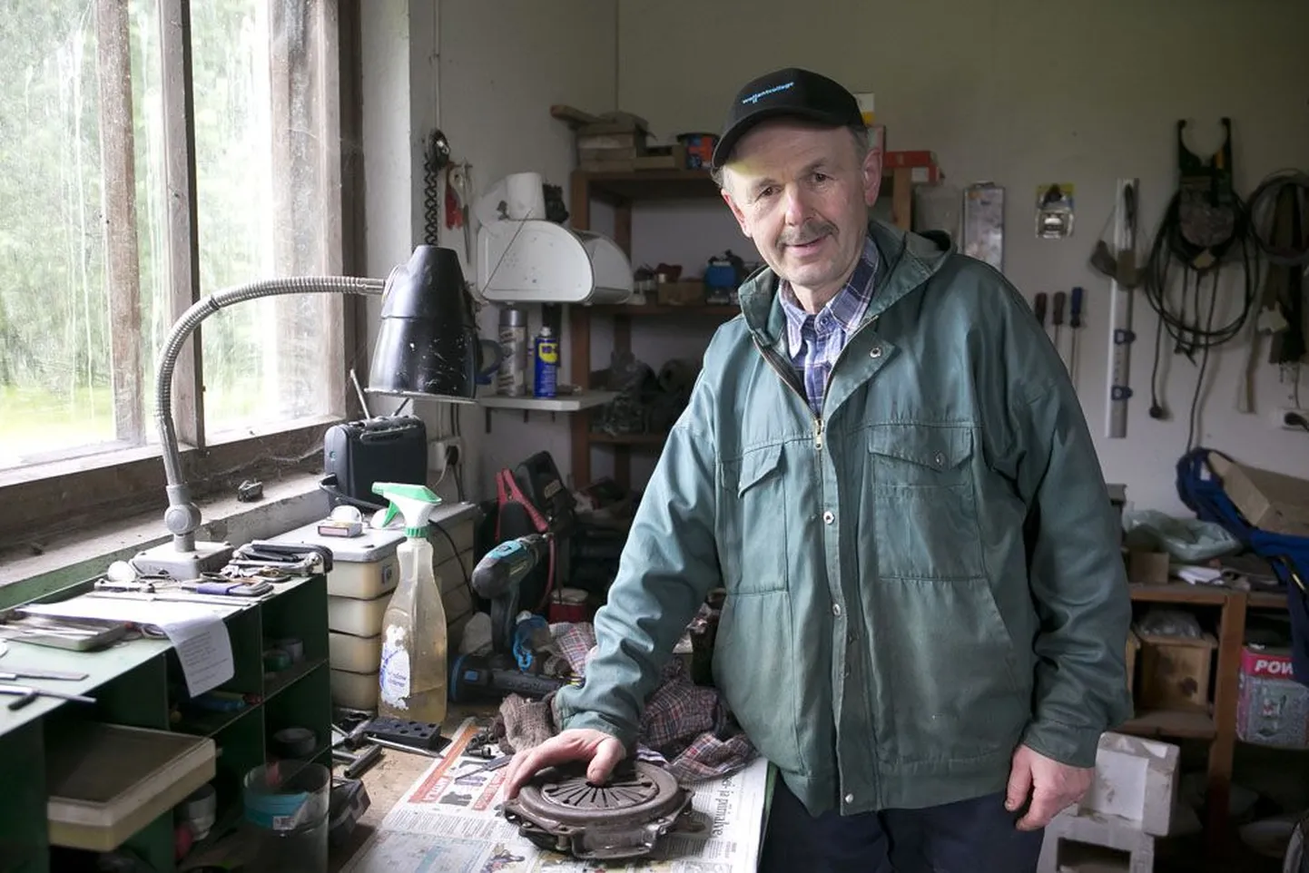 Jõgevamaal elav Villu Reiljan jäi eile Postimehele tabamatuks, naabrimehe Ants Mölderi suust kostsid tema kohta ainult kiitvad sõnad.
