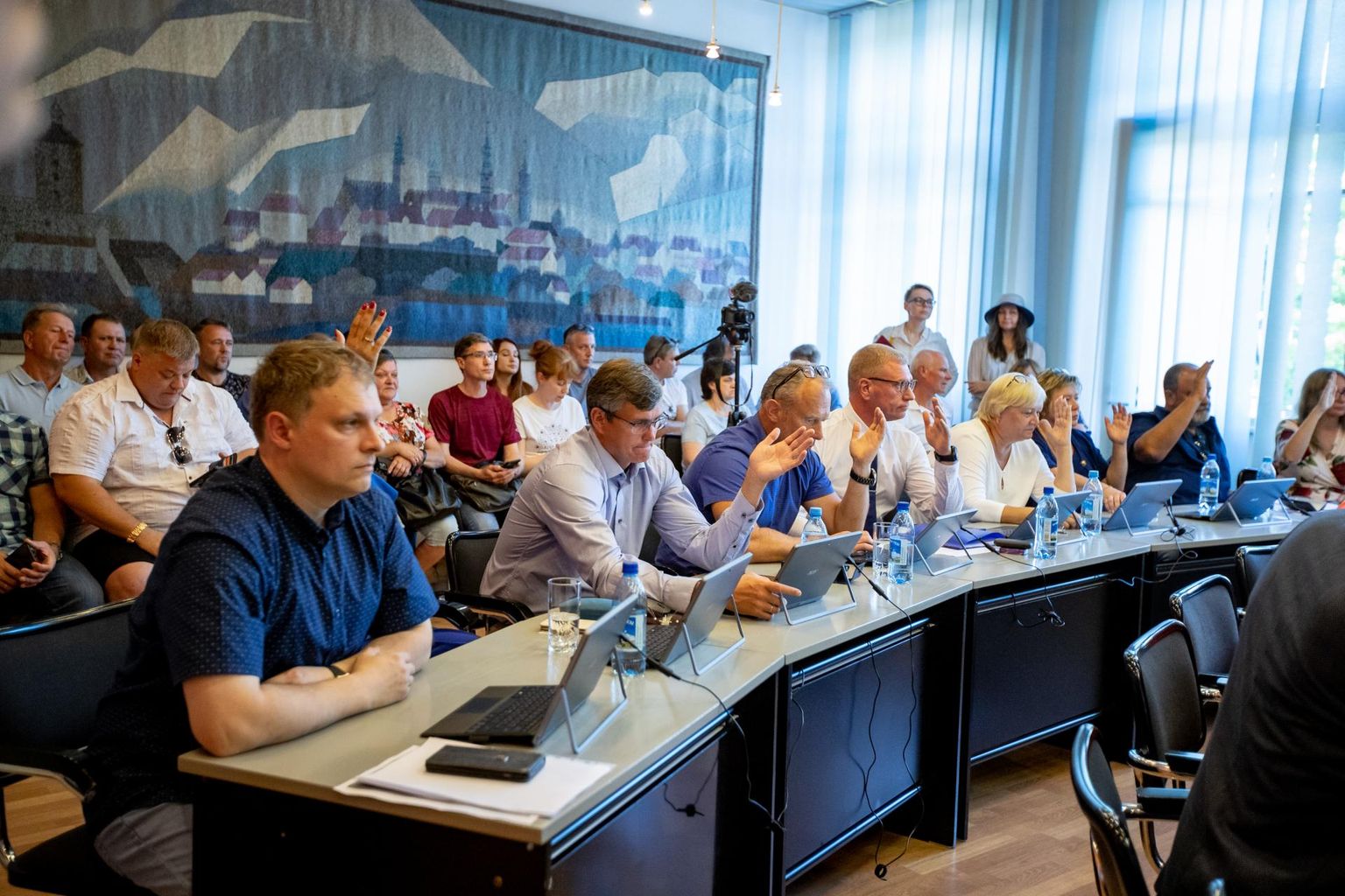 Narva volikogu esmaspäevane erakorraline istung tanki küsimuses.