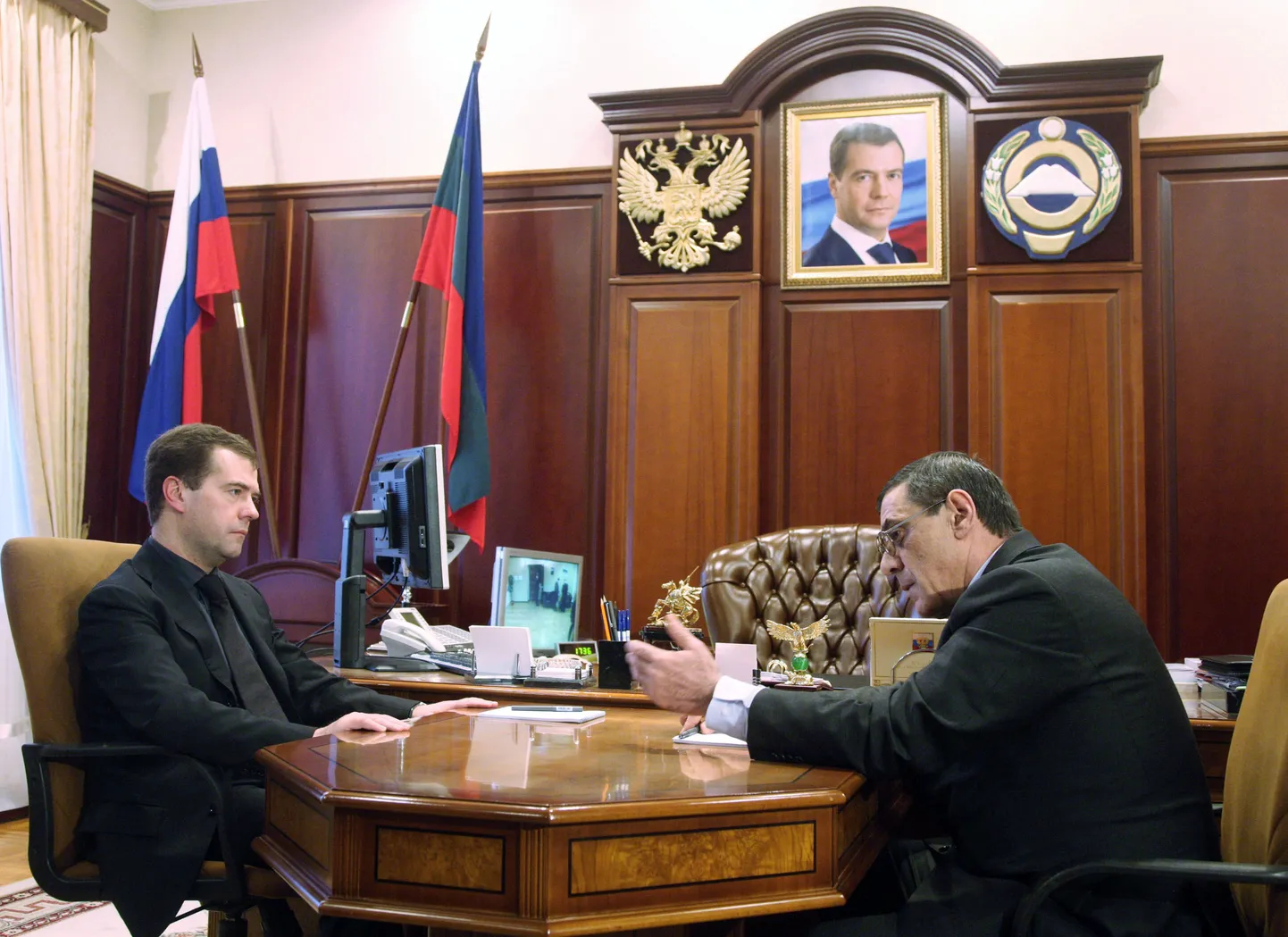 Vene president Dmitri Medvedev (vasakul) ja Karatšai-Tšerkessi Vabariigi presidendi Boriss Jebzejev veebruaris 2010 Tšerkesskis.