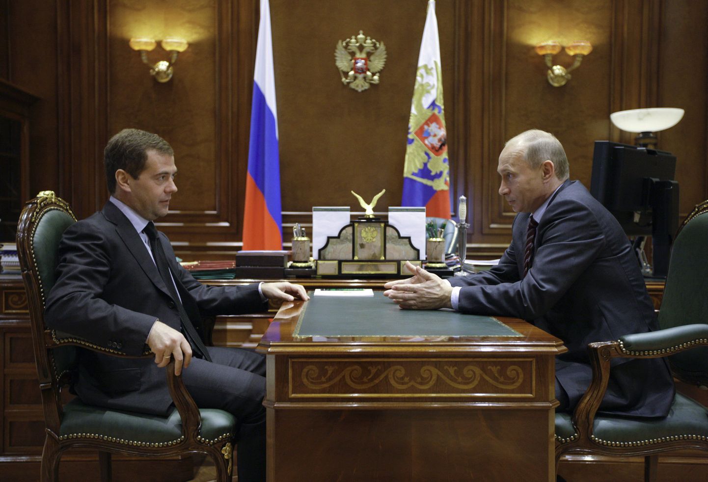 Vene teadlased loodavad, et president Dmitri Medvedev (vasakul) ja peaminister Vladimir Putin istuvad koos laua taha ja hakkavad arutama teaduse lähenevat kollapsit Venemaal.