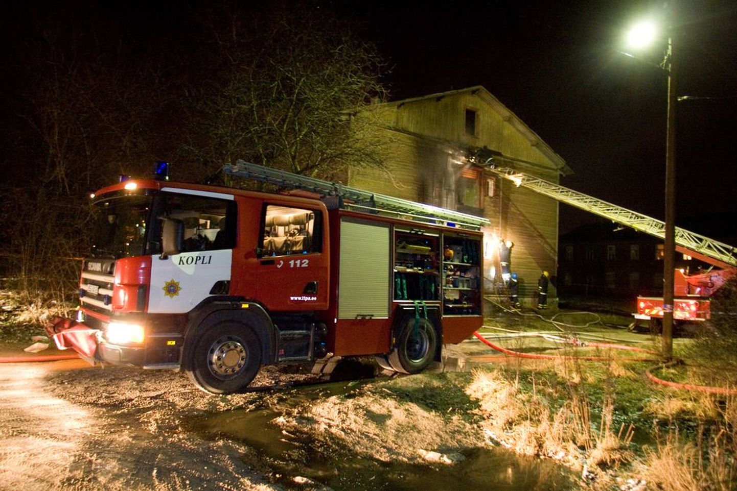 Kopli 5. liini majas hukkus kaks naist, tuletõrjujad päästsid kaks meest