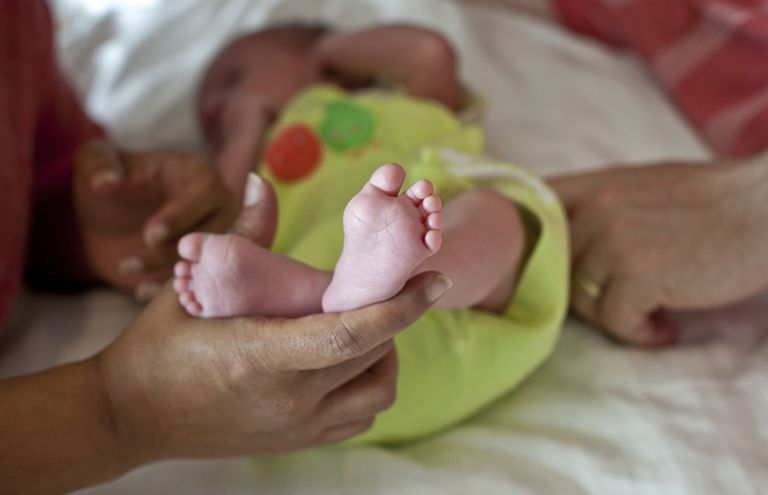 Briti paarile Indias sünnitatud beebi. Paar üritas 15 aastat last saada, ent see ei õnnestunud. Nende ainus võimalus oli asendusema kasutamine. Foto: Reuters/Scanpix