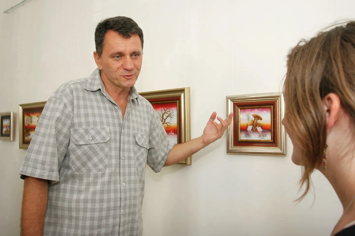 Serbia naivisti Mile Davidovici klaasimaali näitus Kondase keskuses.