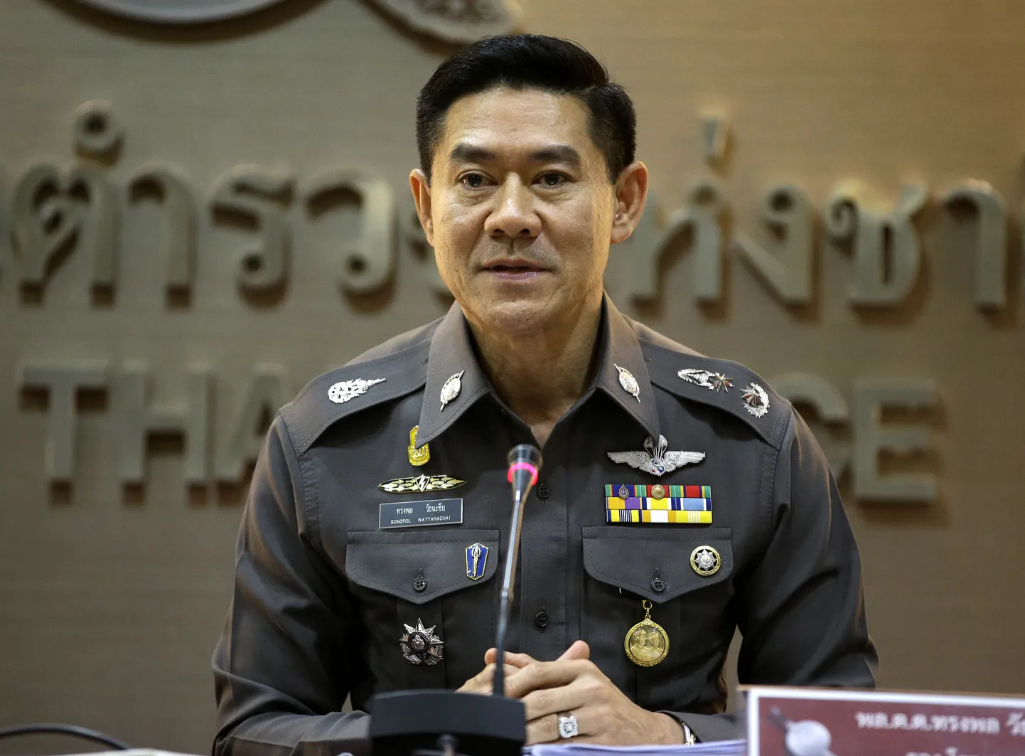 Tai politseijõudude esindaja kolonel Songpol Wattanachai pressikonverentsil Bangkokis.