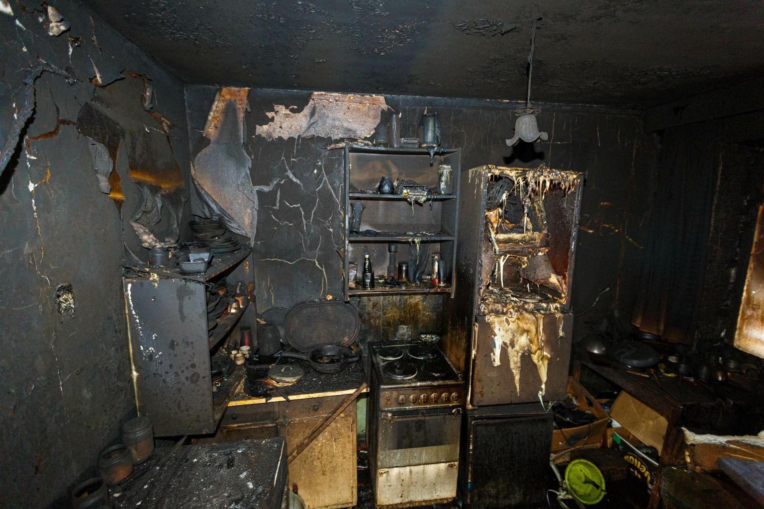 Setomaal Mikitamäe külas puhkes 7. detsembri öösel tulekahju, mille tagajärjel hukkus kolm majas elanud meest. Pildil on korter, kus tuli valla pääses. Siit leiti kahe mehe surnukehad.