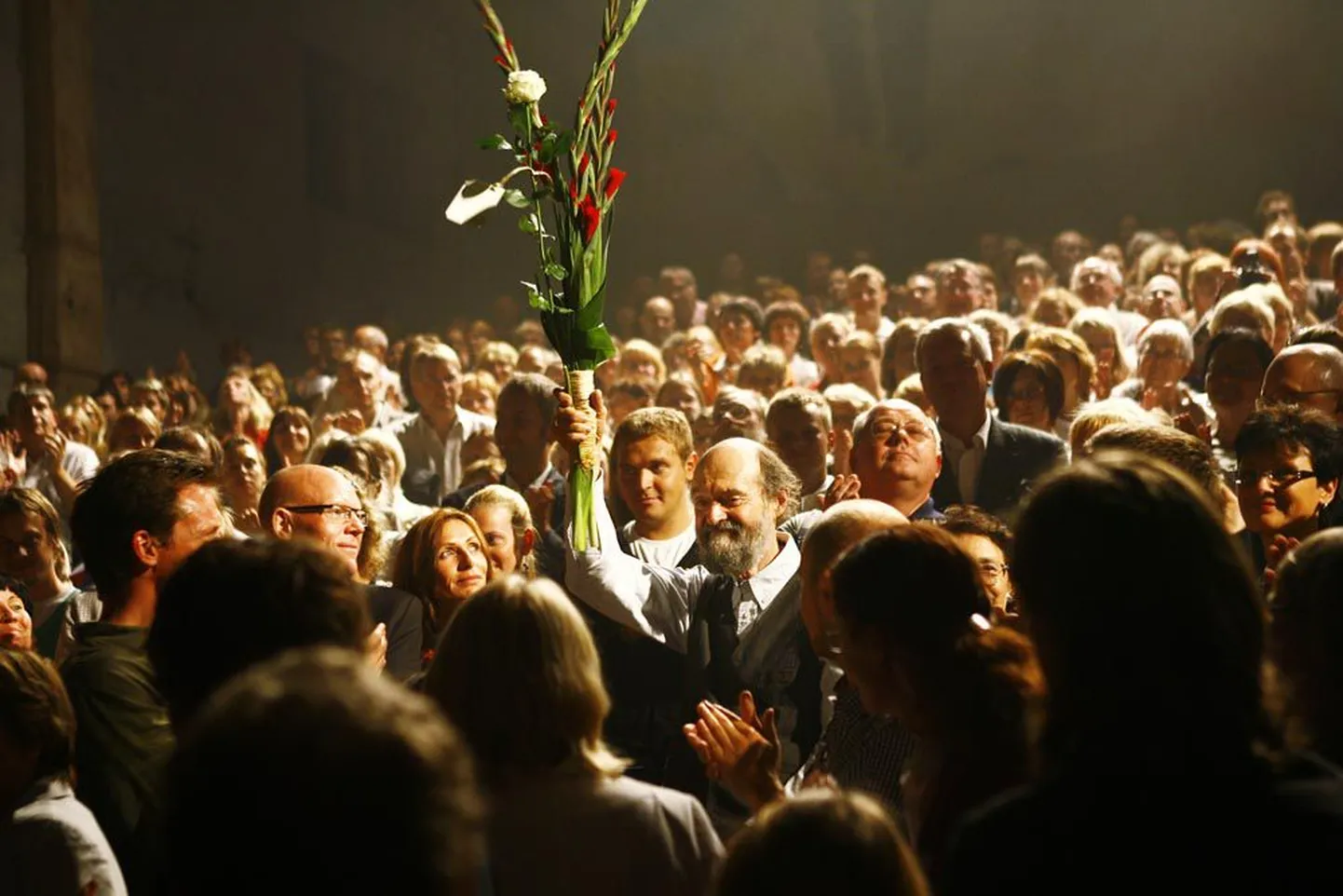 Fotol on publiku seas viibinud helilooja Arvo Pärt pärast etendust.