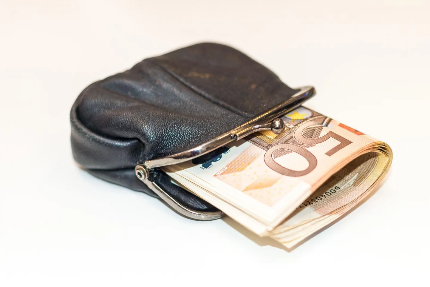 Väljaspool Tallinna ja Tartut ning nendega piirnevaid valdasid töötavatele perearstidele hakatakse senise 196,55 euro asemel maksma igakuist lisatasu 823,41 euro ulatuses. Lähimast haiglast enam kui 40 km kaugusel või saarel töötavale perearstile hakatakse maksma igakuist lisatasu senise 563,15 euro asemel 1646,82 eurot.