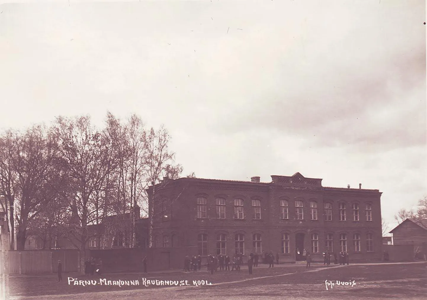 Pärnu kaubanduskool 1924. aastal. Kakskümmend aastat hiljem üritavad sakslased seda maha põletada.