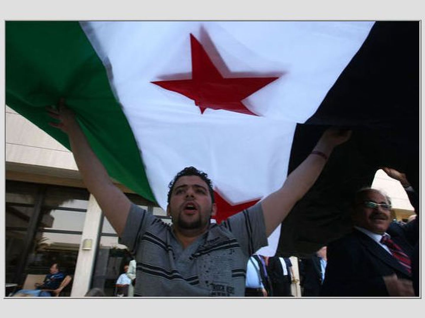 Süüria opositsiooni liige president al-Assadi vastu protestimas