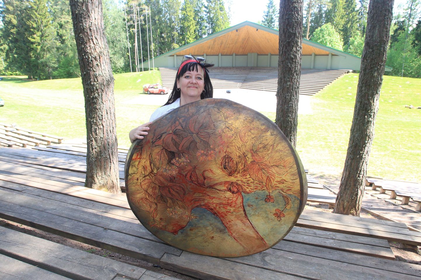 Rahvapeo kunstnik Anne Prangel laskis teha 12 suurt trummi, mida kasutatakse lavakujunduses ja mõni neist pannakse peol ka kõmisema.
Foto: arvo meeks
