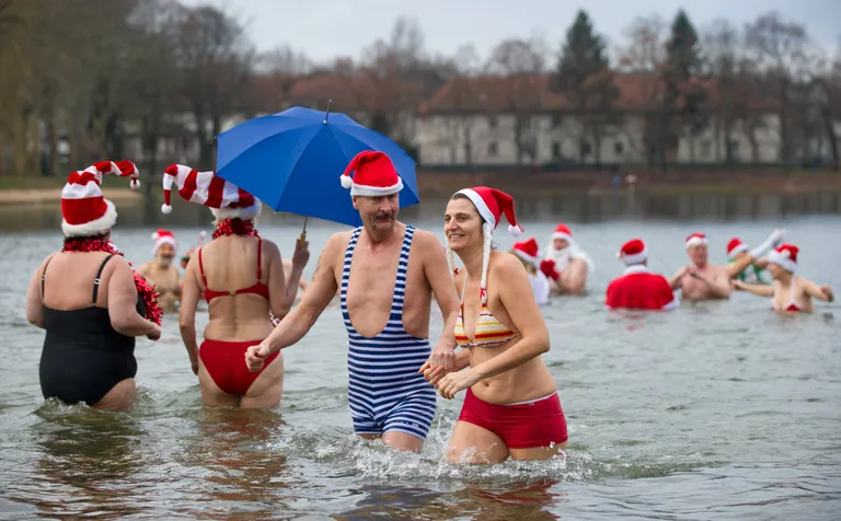 Kostüümides suplejad Berliinis Orankesee järves.