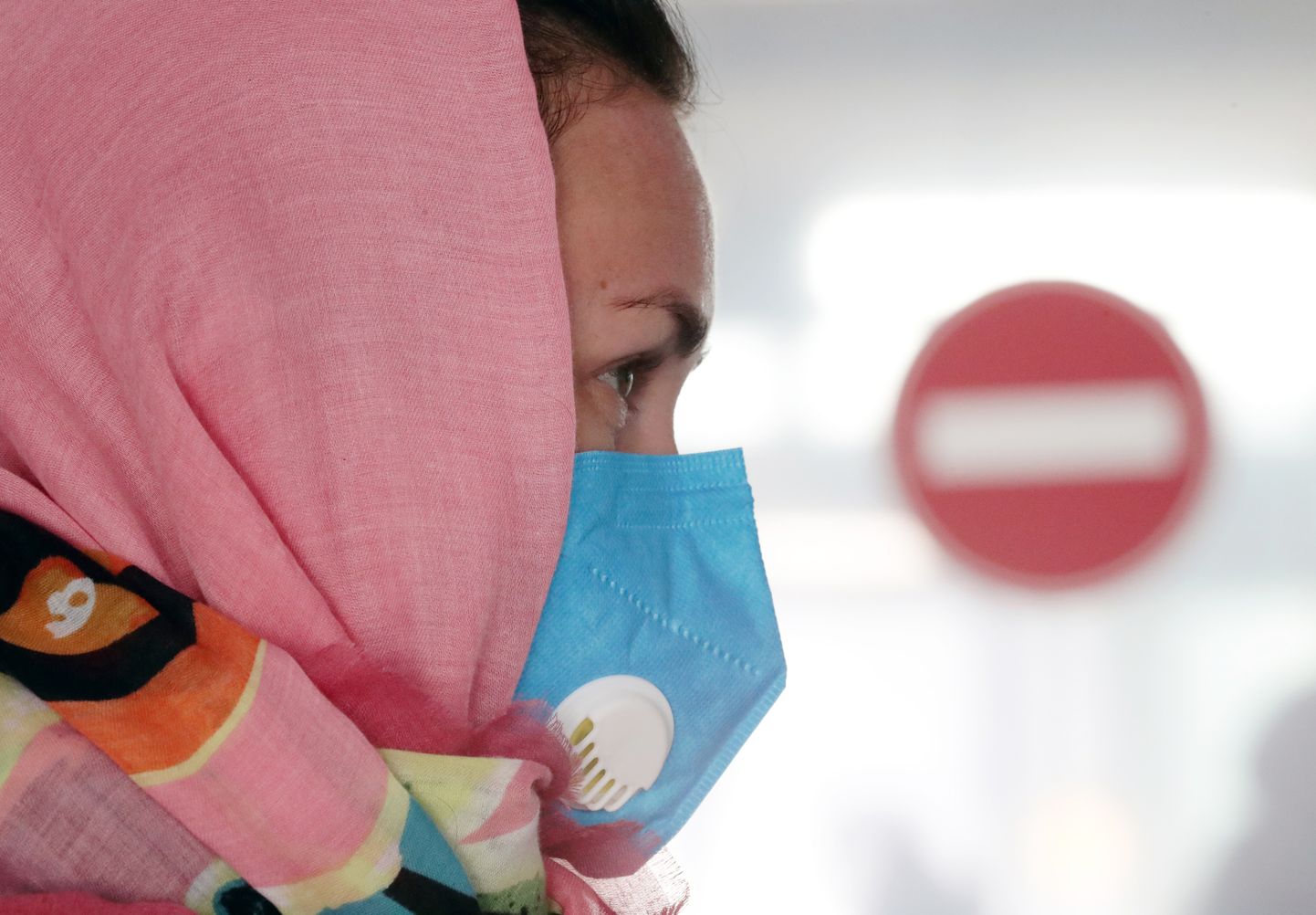 Люди защищаются от коронавируса с помощью масок.
