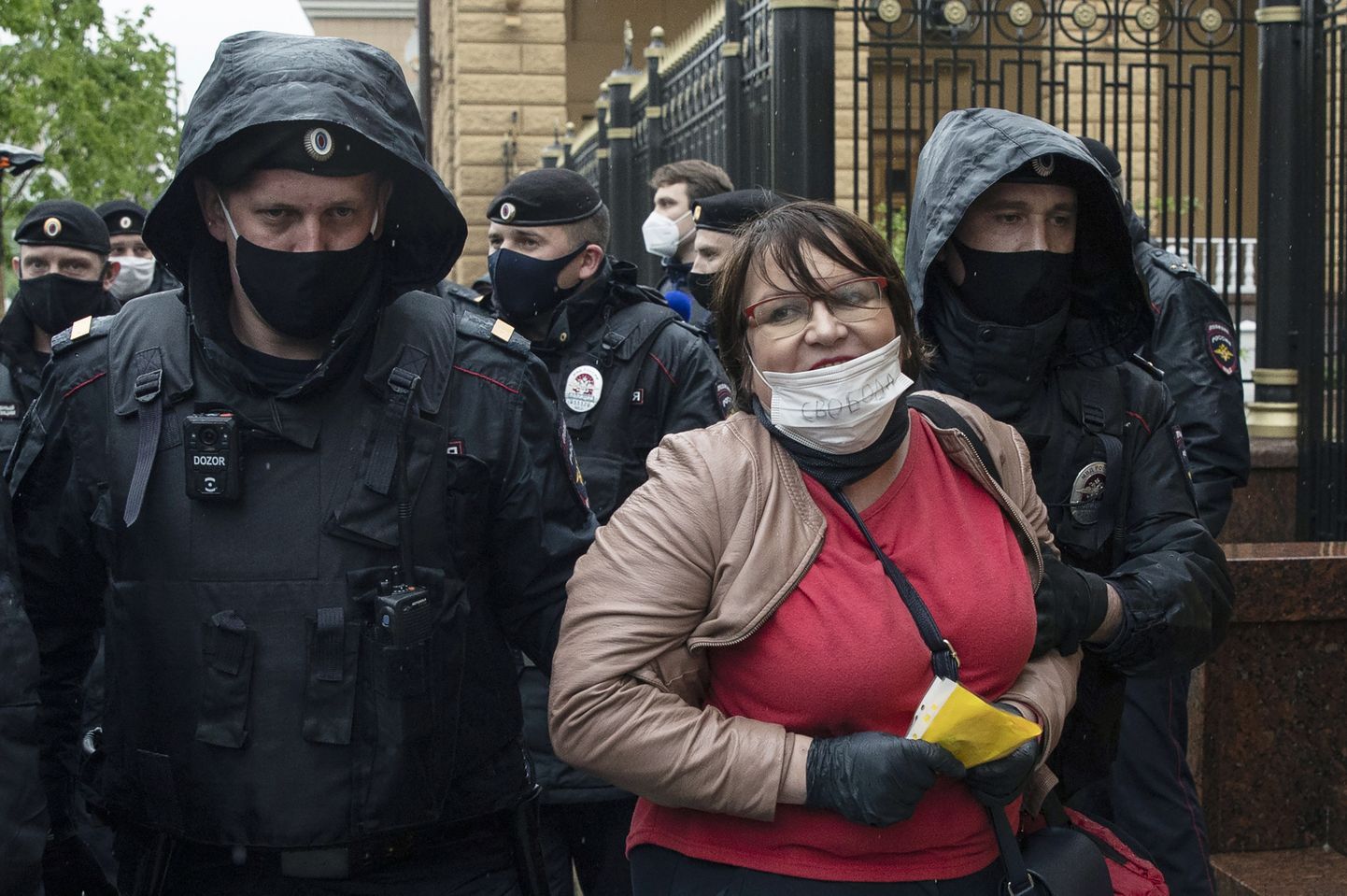 Policisti aiztur Maskavas pašvaldības opozīcijas deputāti Jūliju Gaļaminu