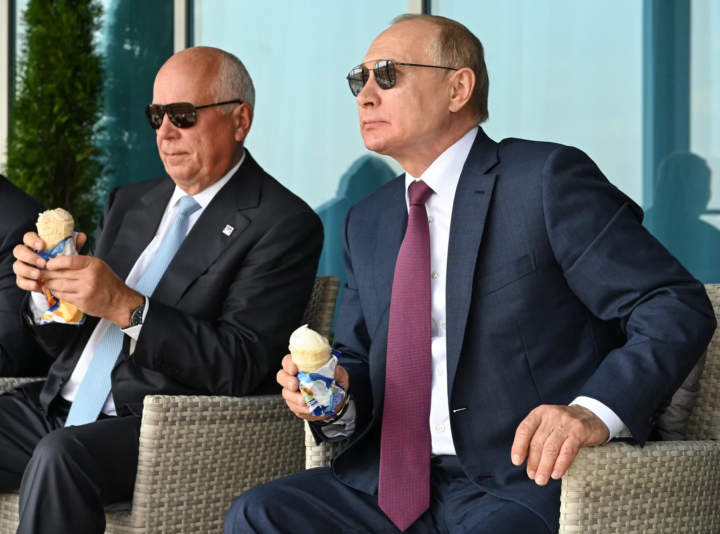 Sergejs Čemezovs un Vladimirs Putins starptautiskā aviācijas šovā Žukovskā netālu no Maskavas 2021.gada jūlijā