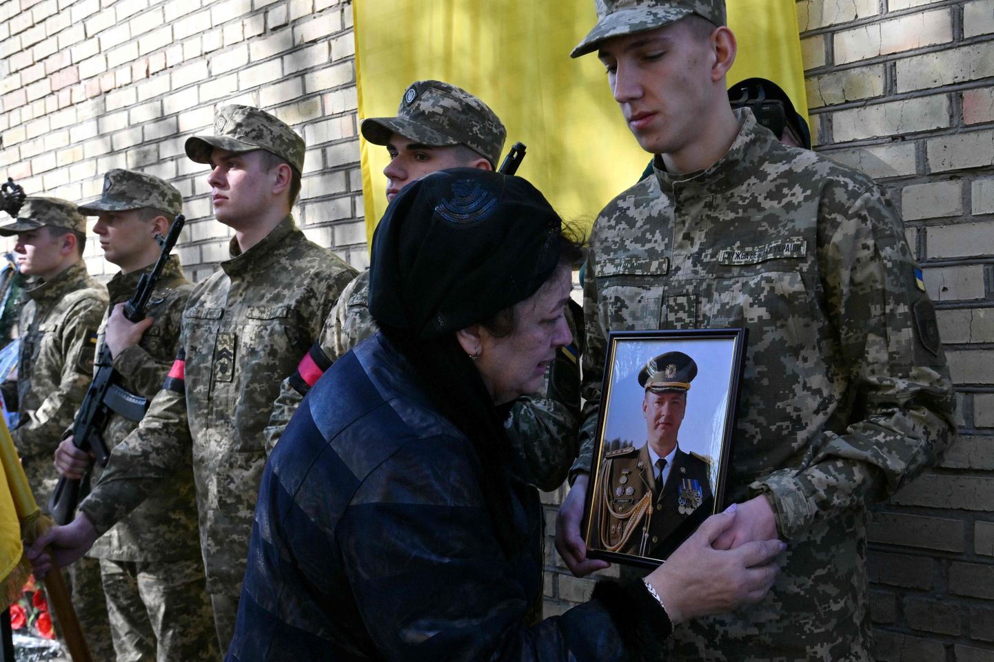 Tatjana 44-aastase Ukraina sõjaväes teeninud poja surnukeha oli kadunud kaheksa kuud.