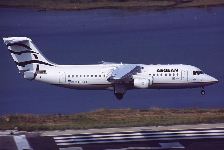 Praegu lendab 1999. aasta mais asutatud Aegean vaid Airbusidega, kuid näiteks 2002. aastal kuulusid firma lennuparki ka pildil nähaolevaga sarnased ülatiivalised Avro 146 R-100 reaktiivid.