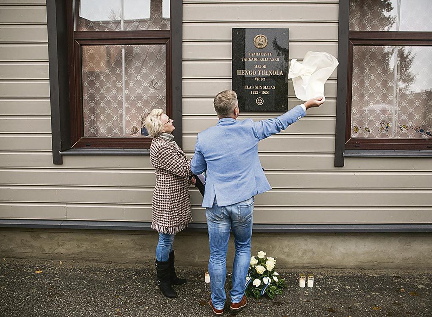 Hengo Tulnula 120. sünniaastapäeval avasid mälestusplaadi lapselapsed Timo Tulnola ja Merike Järvekald.