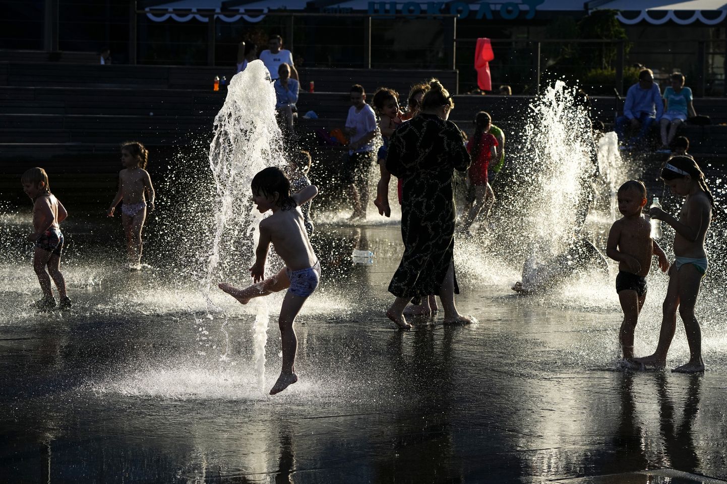 Lapsed mängivad tänavu suvel kuuma ilmaga Moskva purskkaevudes.