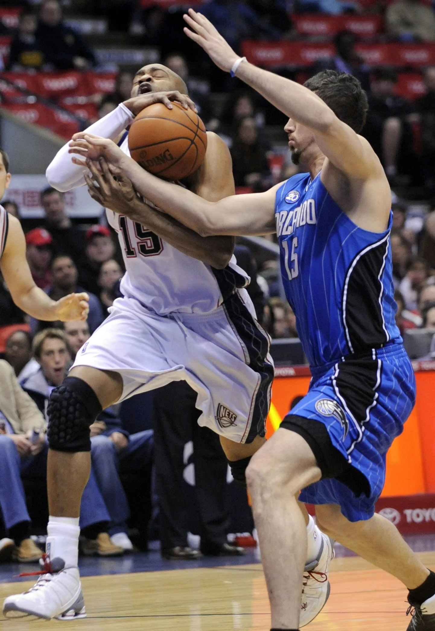 Hedo Türkoglu (sinises) teeb Vince Carterile vea.