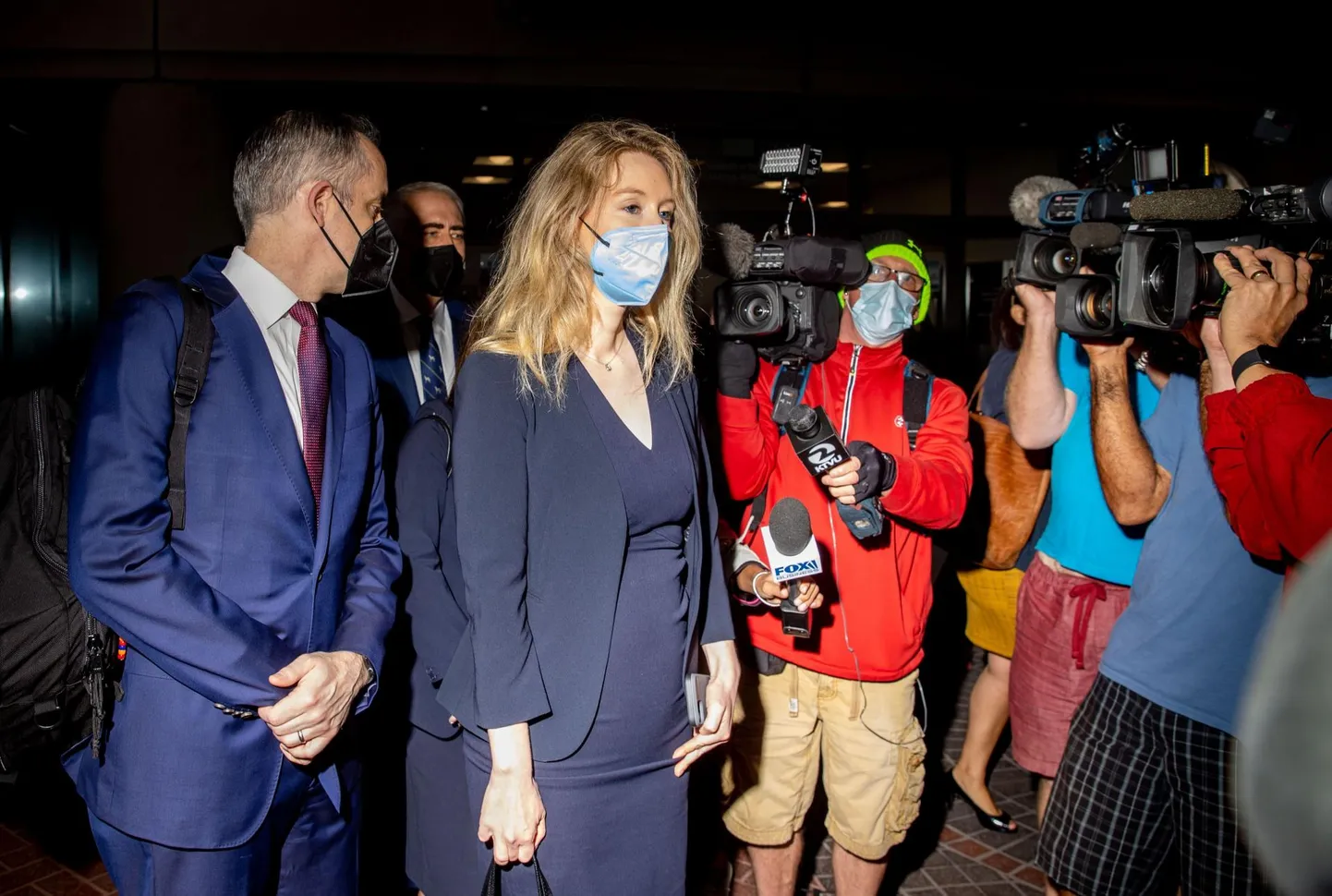 Elizabeth Holmes 31. augustil koos kaitsemeeskonnaga Californias San Joses kohtusse minemas.