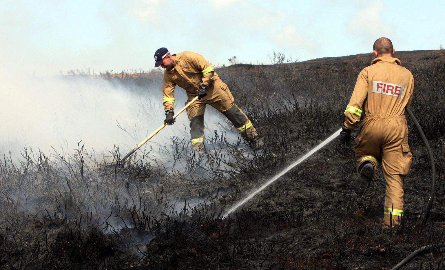 Põhja-Iirimaa Ballypatricki tuletõrjujad maastikupõlengut kustutamas