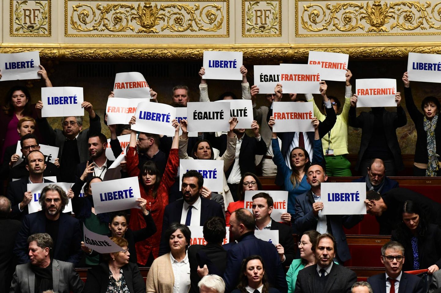 Vasakpoolsed poliitikud avaldasid Prantsusmaa parlamendis karmi immigratsiooniseaduse vastu meelt loosungitega, mis tuletasid meelde prantsuse põhiväärtusi: võrdsust, vendlust ja vabadust.