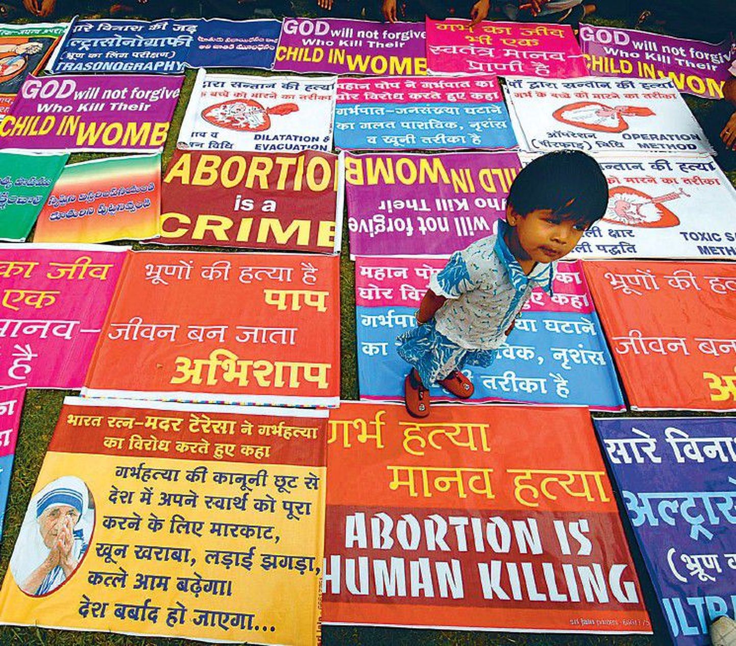 Paljudes riikides jõuab arutelu tänavatele. Pildil India tüdruk ja abordivastase meeleavalduse plakatid.