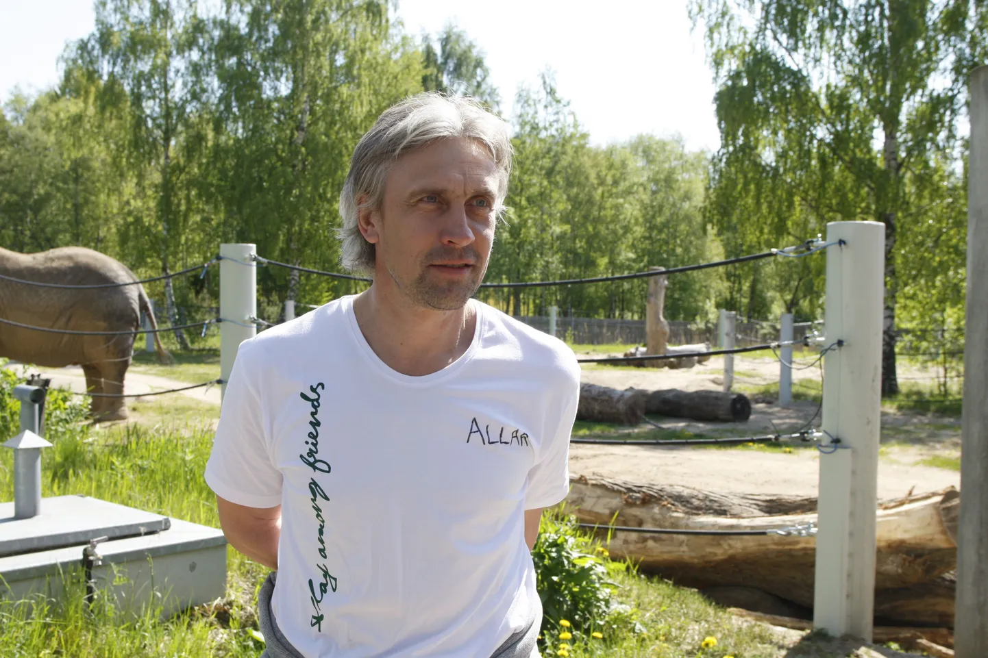 Аллар Леванди в зоопарке, где делала свои прогнозы слониха Фиэн.
