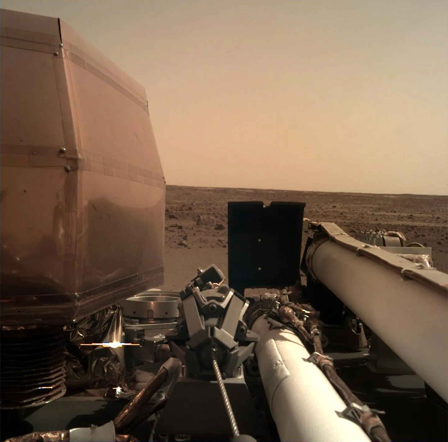 InSight maanduri esimene pilt Marsilt.