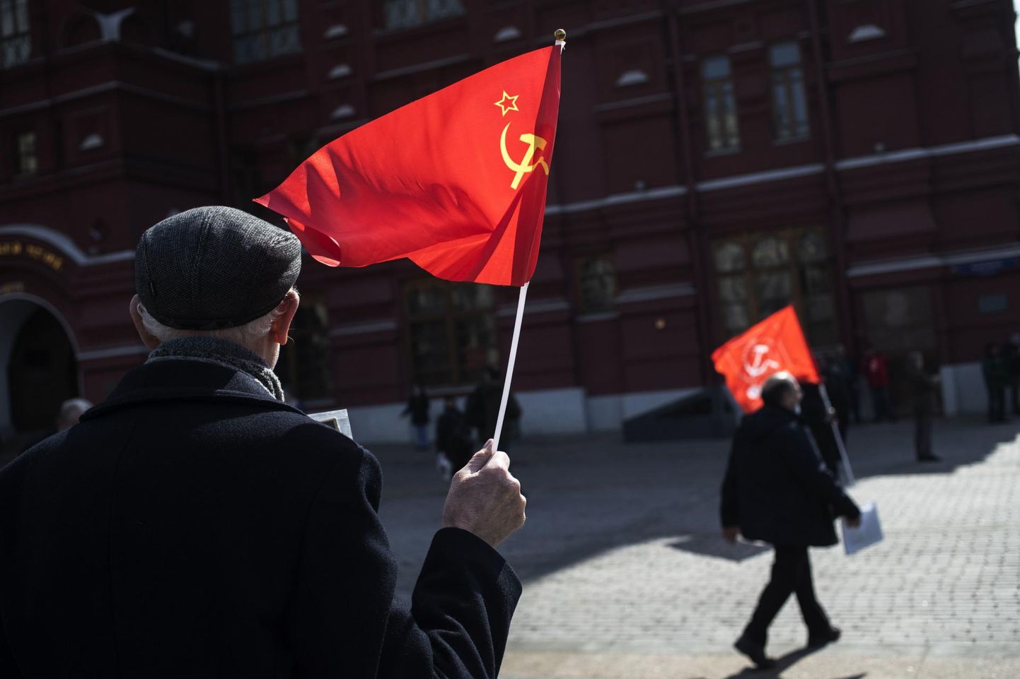 Nõukogude riigi rajaja Vladimir Lenin sünniaastapäeval jagub Moskvas Punasel väljakul punalipuga kõndijaid.