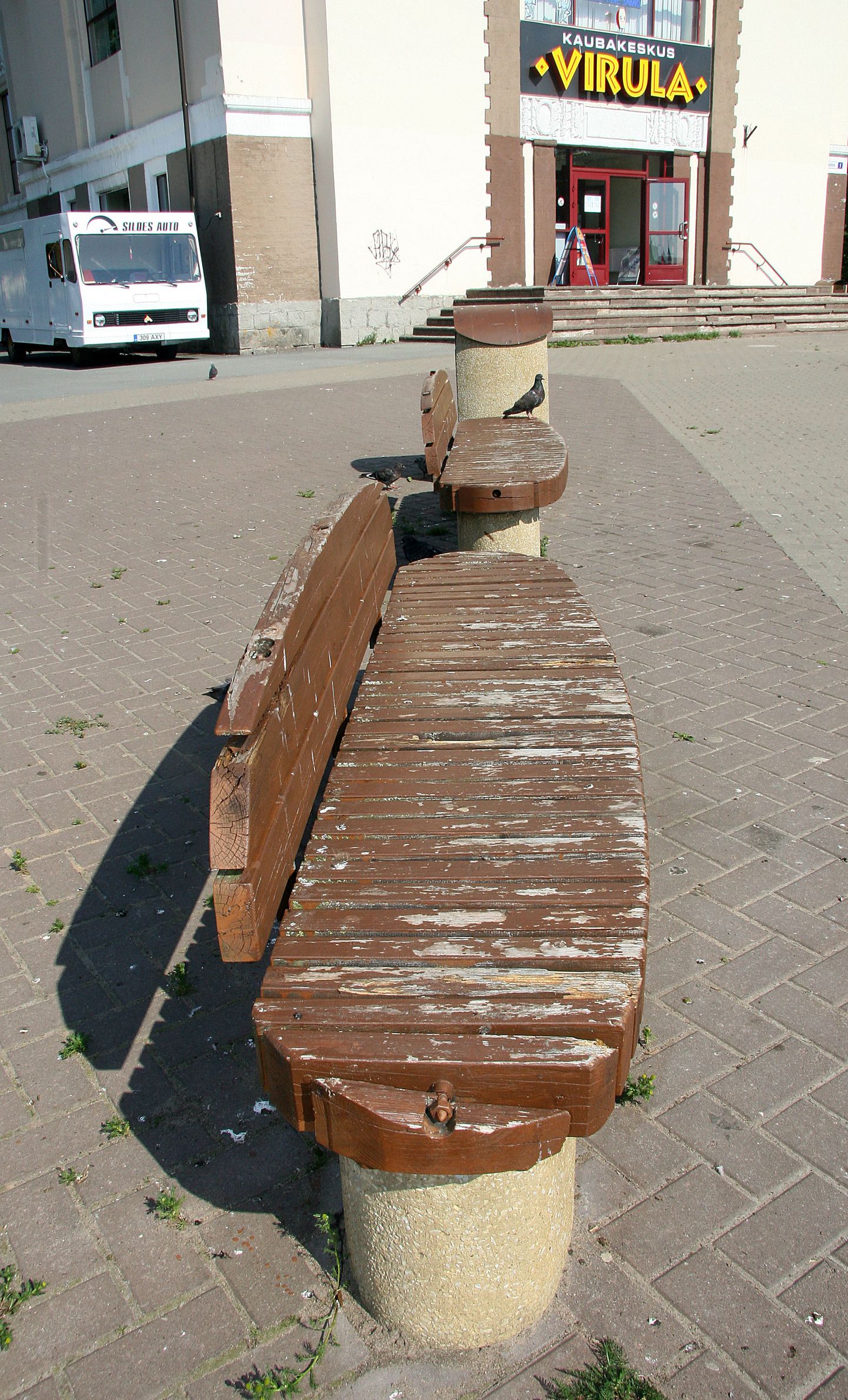 Износившиеся скамейки, урны и другие малые формы на кохтла-ярвеских площадях и улицах скоро будут заменены.