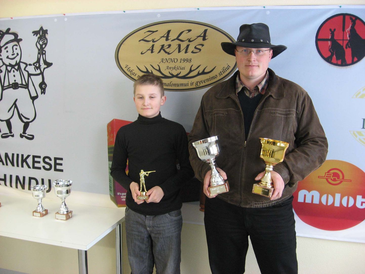 Võistluste noorim osaleja Andrus Kolju koos isa Airek Koljuga.