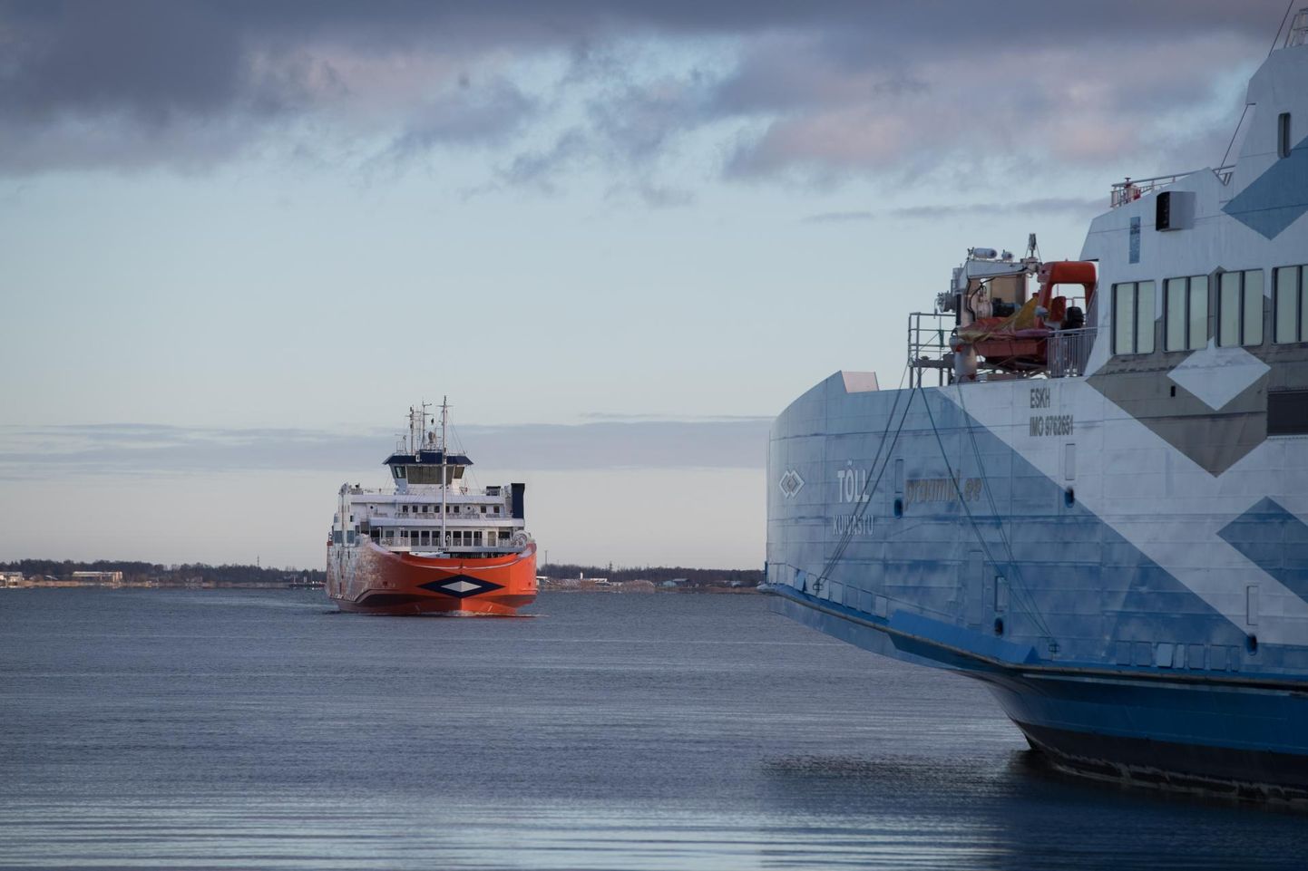 Ferries Tõll and Piret.