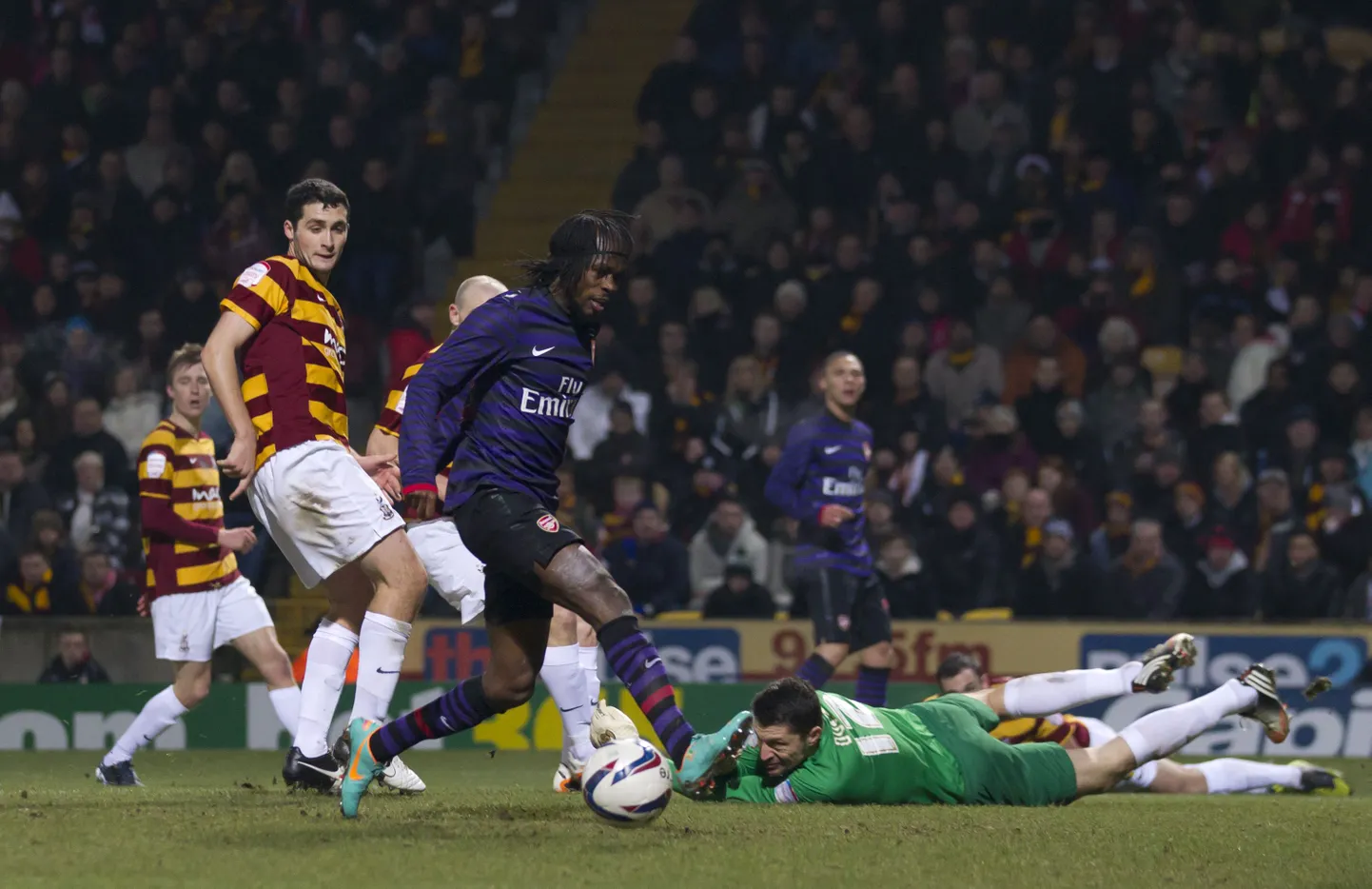 Gervinho lõi tühja värava ees pallist mööda ning Arsenal kaotas tugevuselt neljanda liiga klubile.