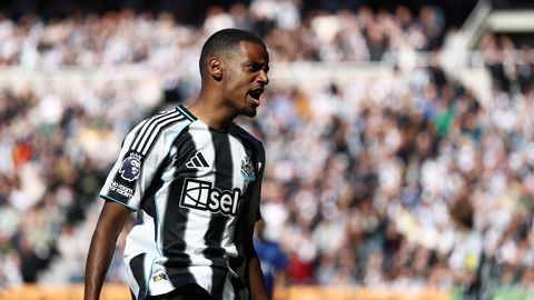 "Liverpool" par Anglijas premjerlīgas rekordlielu transfēra summu iegādājas "Newcastle" uzbrucēju Īsaku