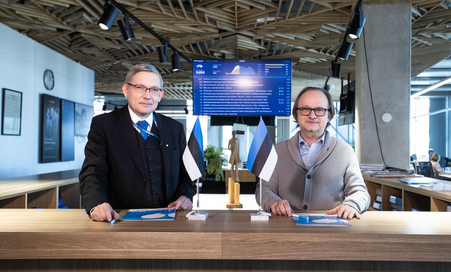 Tallinn Postimehe ja Bellingshauseni vahelise koostööleppe sõlmimine. Lepingule kirjutasid alla Postimehe peatoimetaja Mart Raudsaar ja ekspeditsiooni juht Tiit Pruuli.