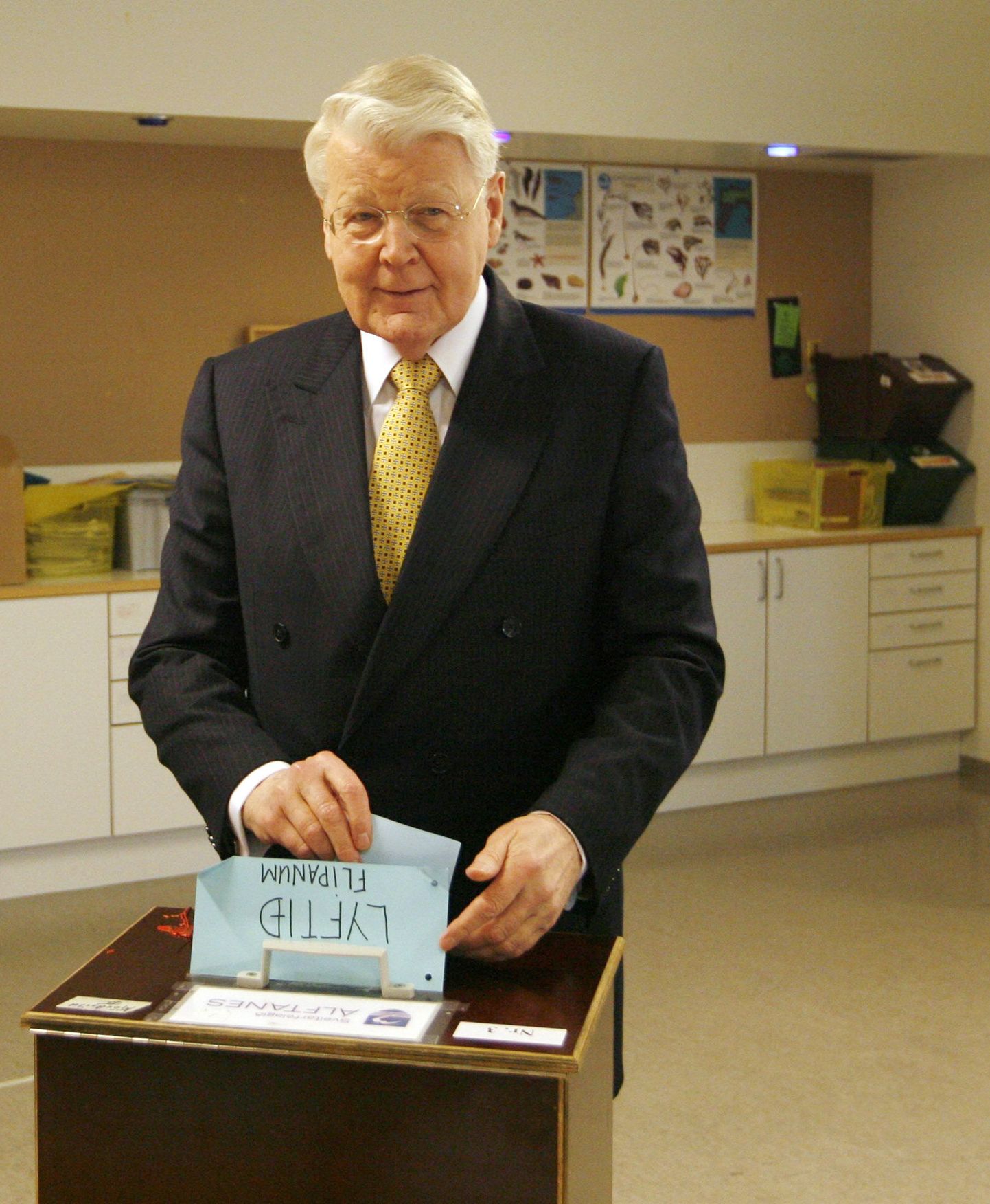 Islandi president Olafur Ragnar Grimsson hääletamas Icesave'i referendumil.