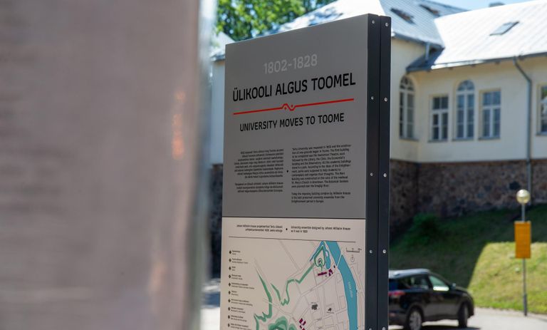 Tartu Ülikooli muuseum paigaldas infostendid, et tutvustada linnakodanikele ja turistidele Toomemäe ajalugu.