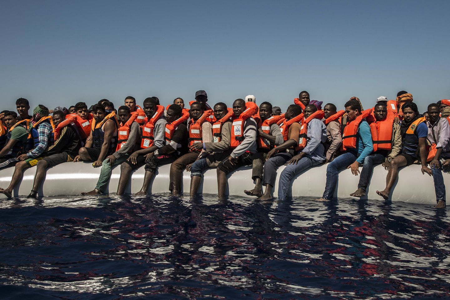 Alusel hulpivad põgenikud Vahemerel.