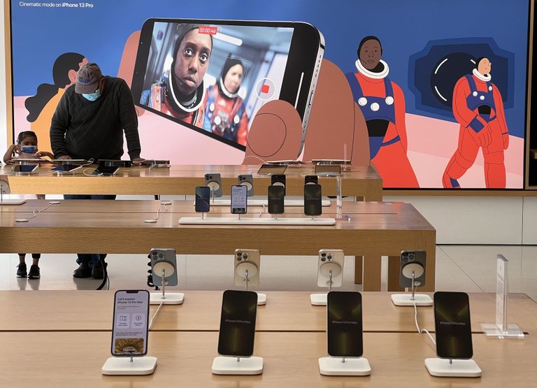 Новые iPhone 13 впервые появились в магазине Apple 27 января 2022 года в Корте Мадера, Калифорния.