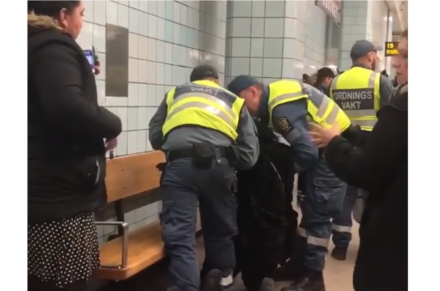 В Швеции сотрудники заставили беременную женщину покинуть метро.