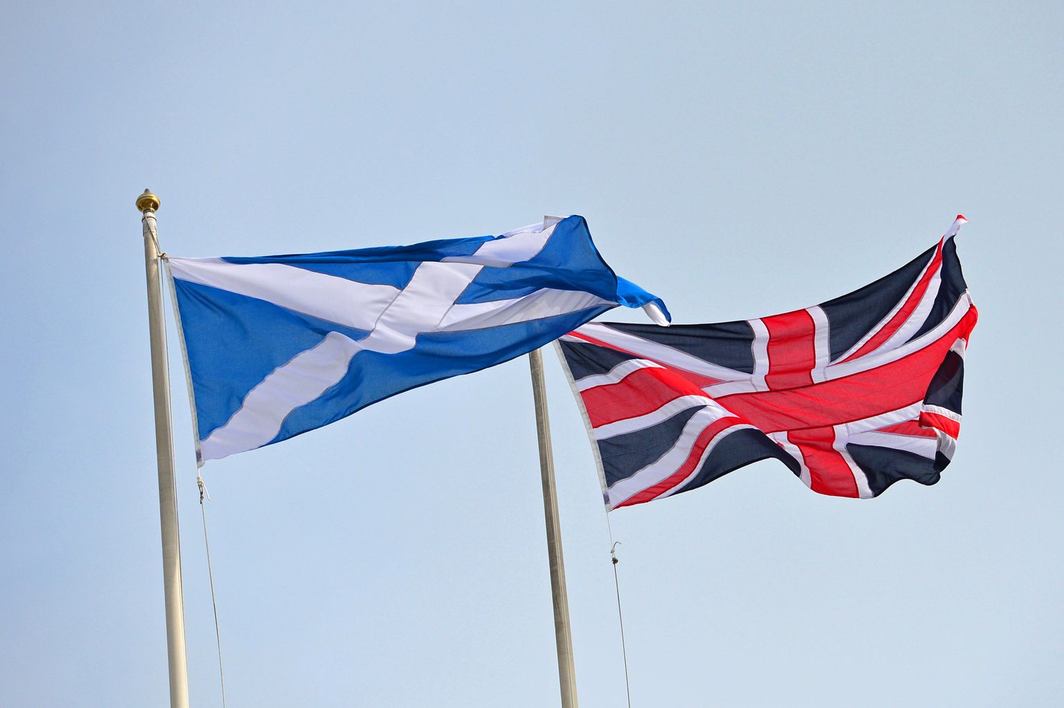Флаги Шотландии и Великобритании.