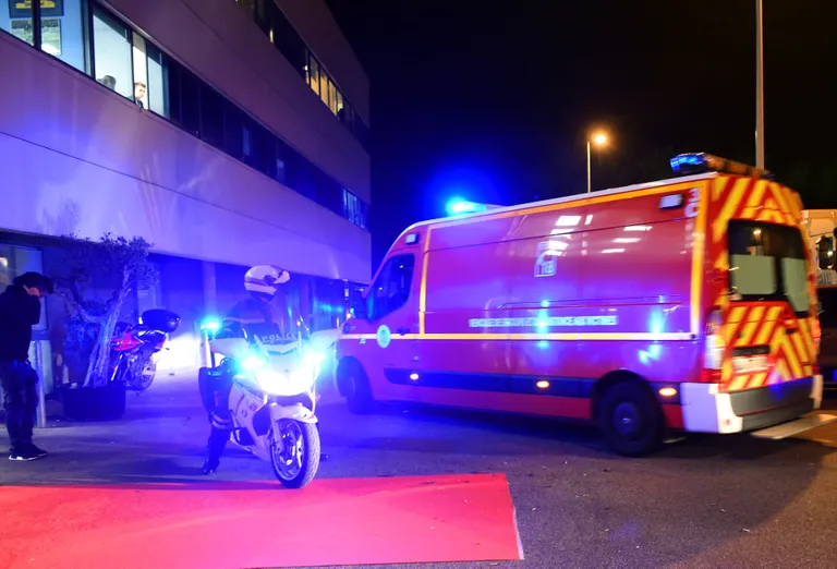 Vigastatute evakueerimine Amiensi staadionilt / Francois Lo Presti
