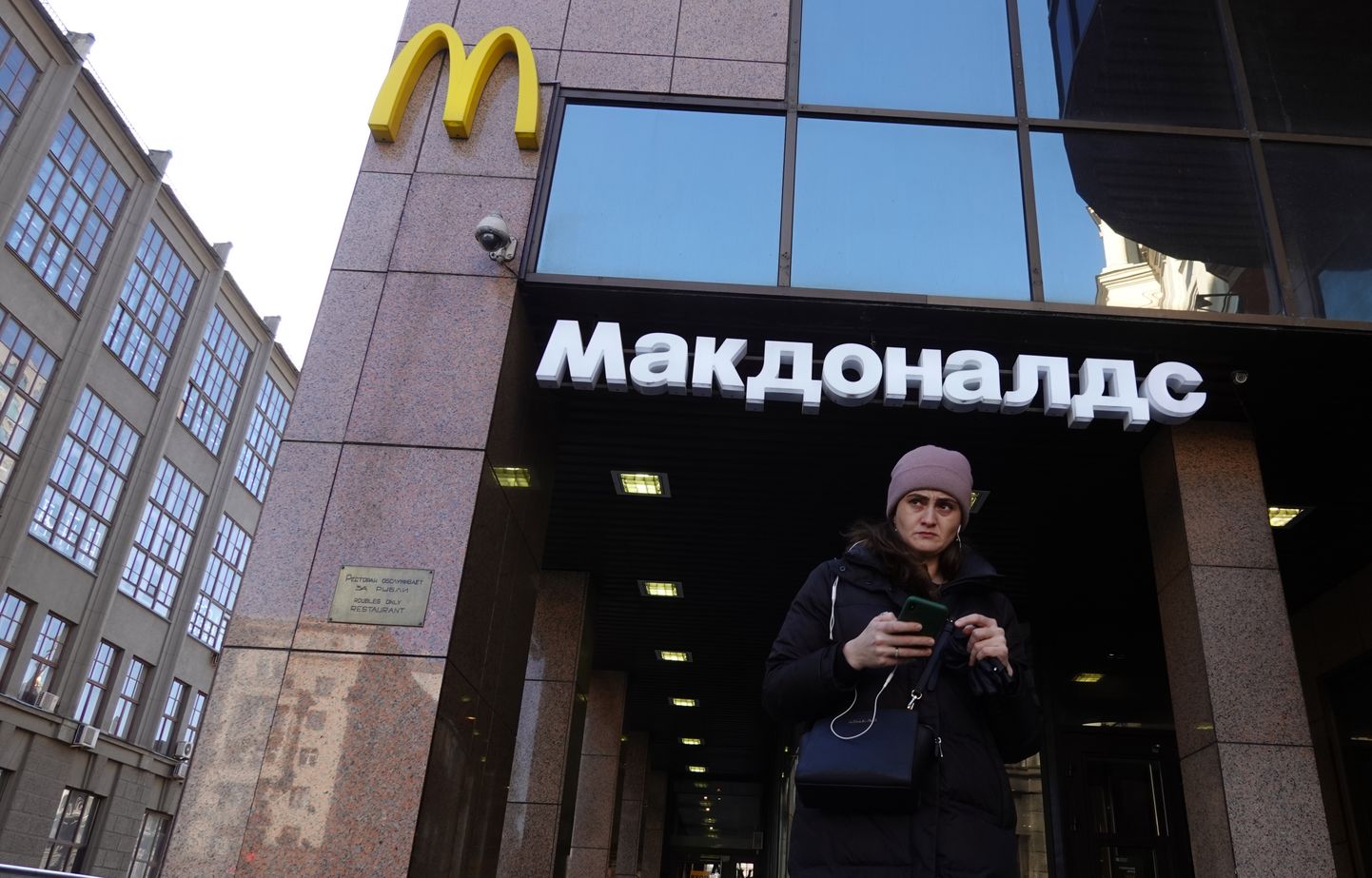 Nutitelefoniga naisterahvas Moskvas McDonald'si restorani ees 10. märtsil 2022.