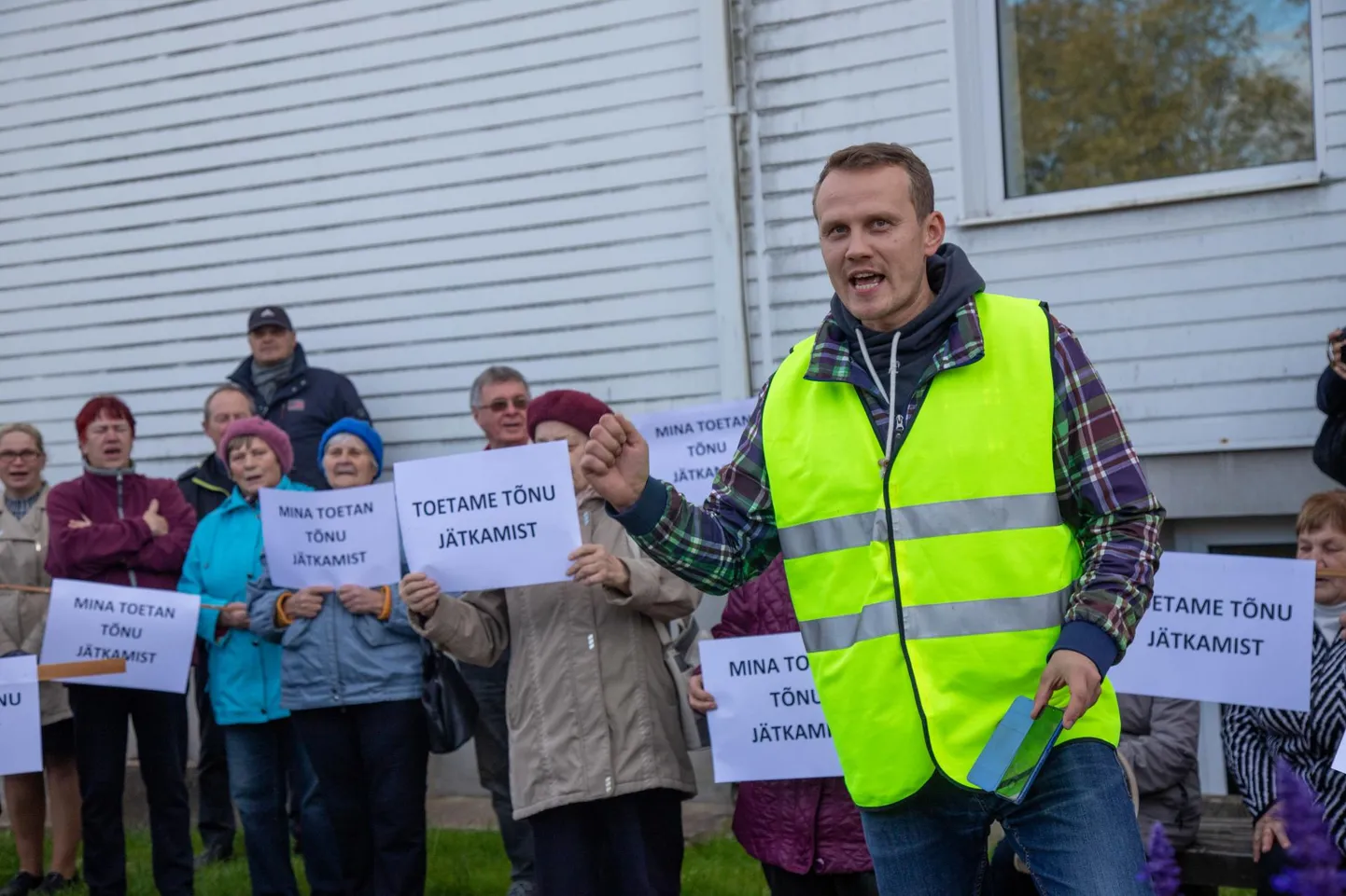 Priit Toobal Põhja-Sakala vallavanema Tõnu Aavasalu umbusaldamise vastasel meeleavaldusel.